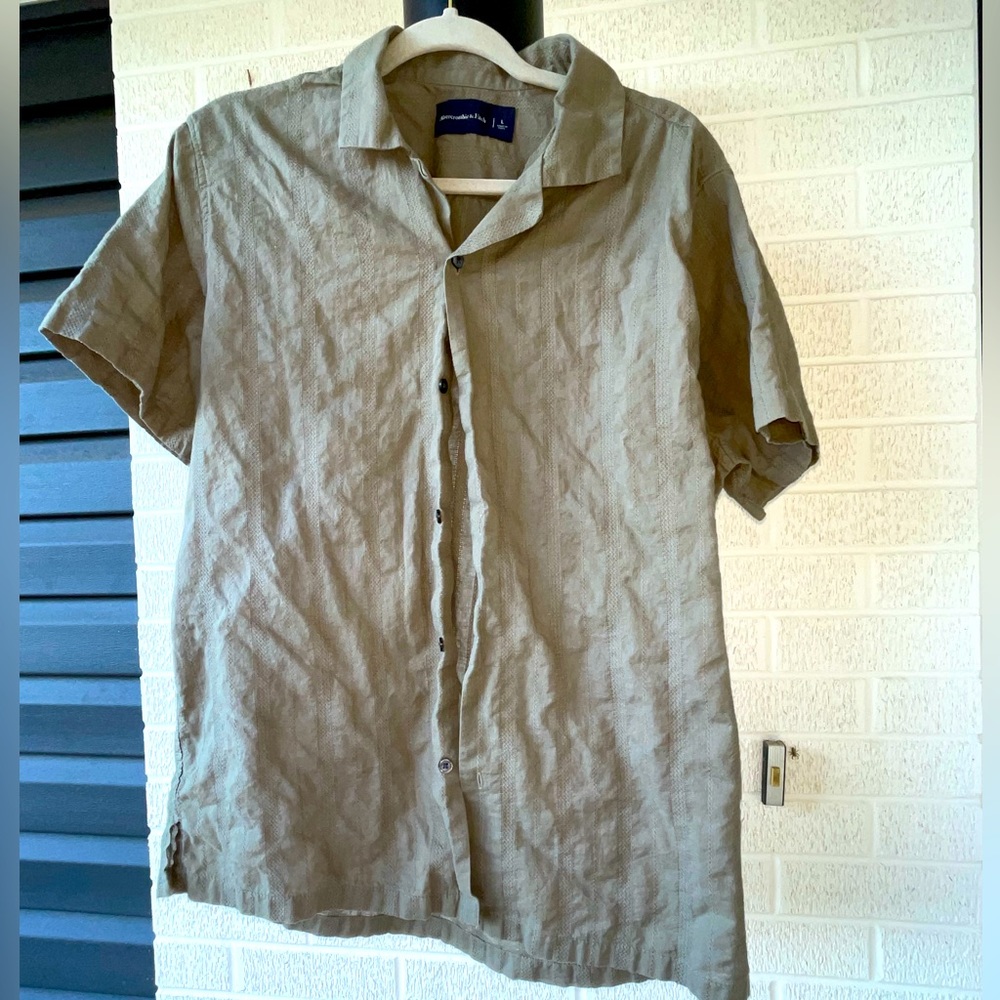 Mens Abercrombie button down short sleeved olive shirt large